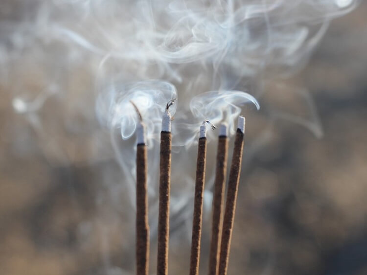 burning incense at qingming festival