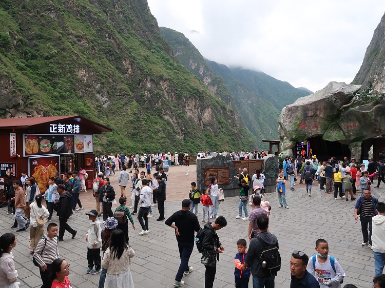 crowded attraction in China - Tiger Leaping Gorge
