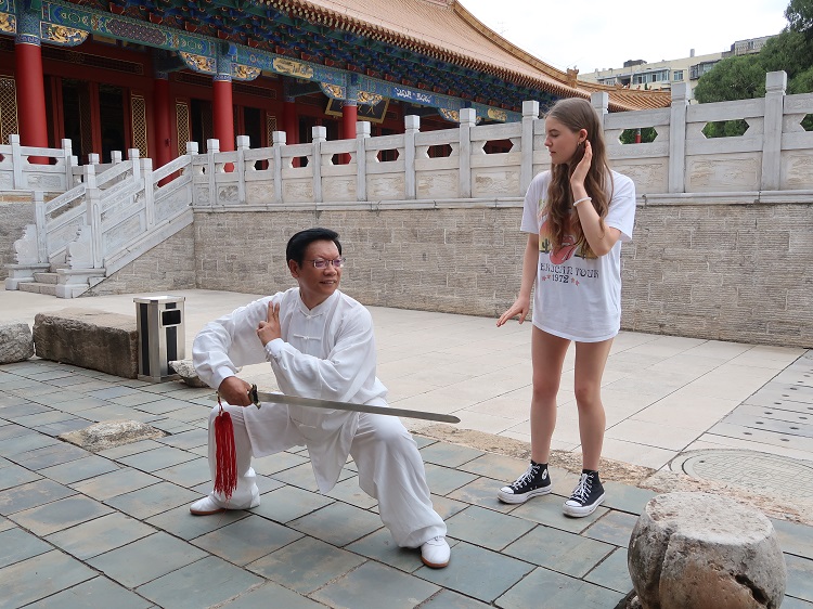 foreign tourist learning martial arts in china
