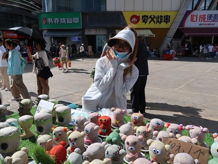 chinese street vendor wearing protective clothing for summer