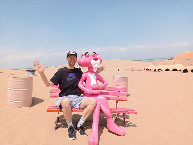 tourist with Pink Panther statue at Sand Lake Yinchuan