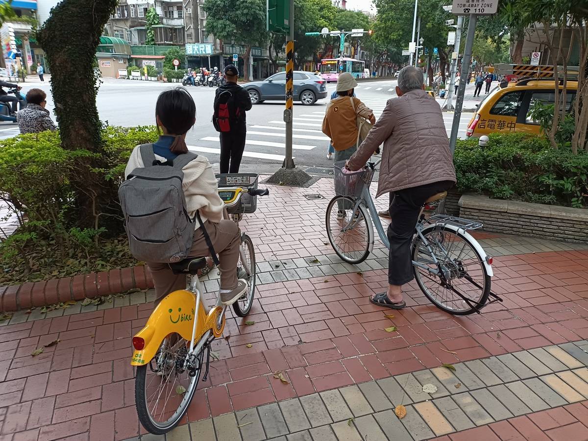 People cycling in Taiwan